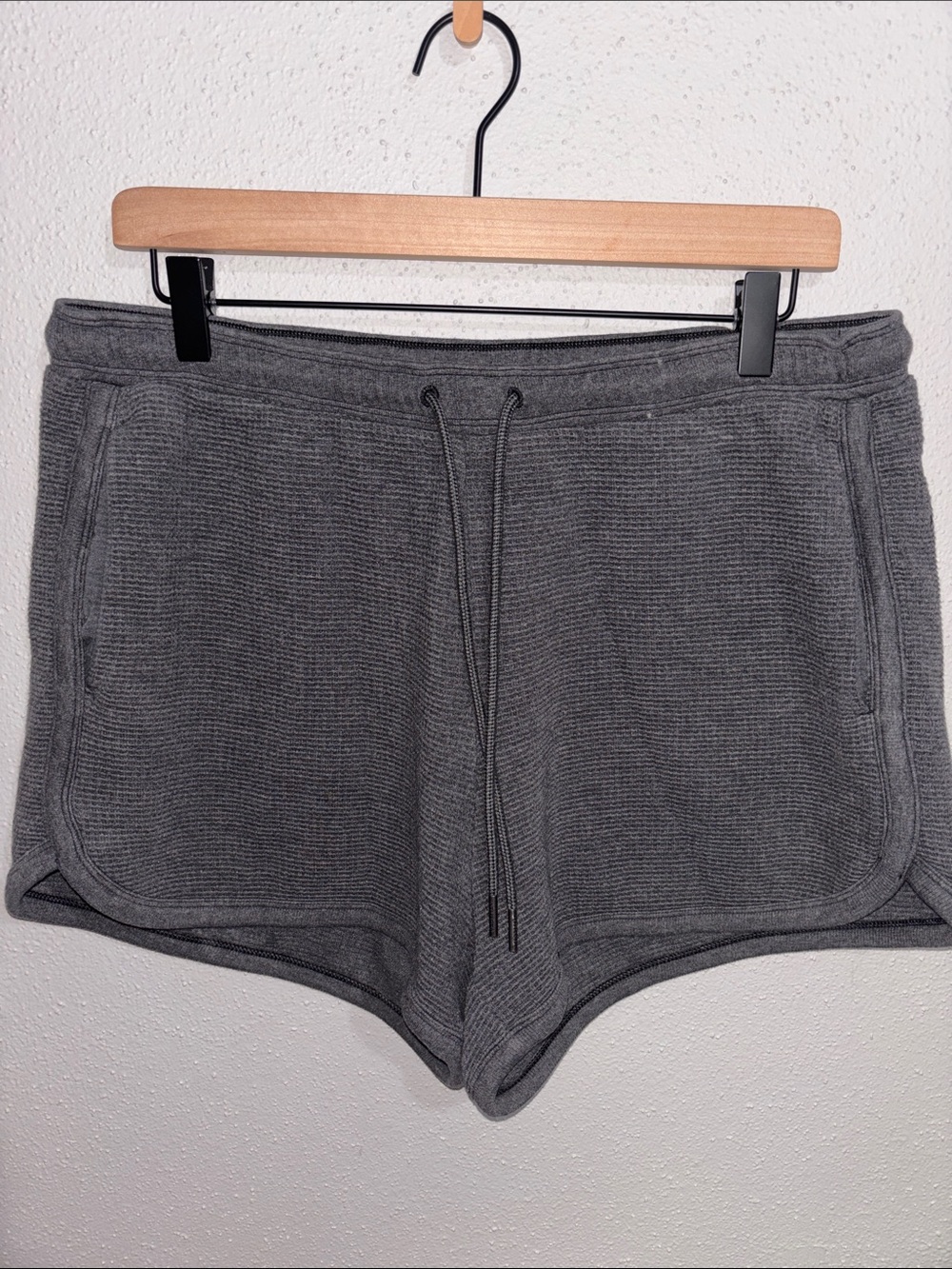 Athleta Tranquil Mid Rise Waffle Short (size Large)